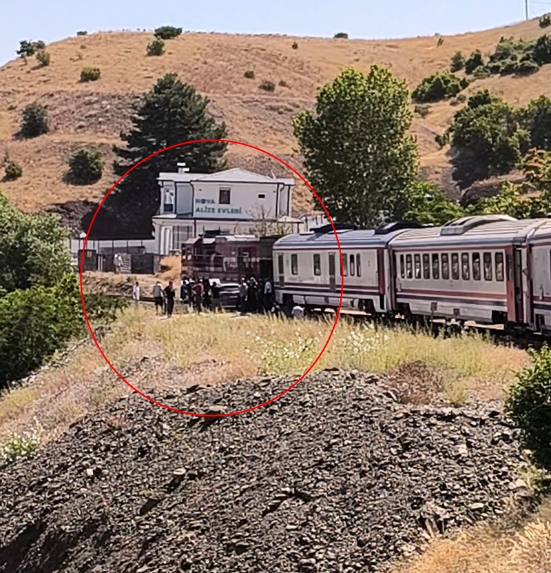 Yolcu treni hemzemin geçitte otomobile çarptı