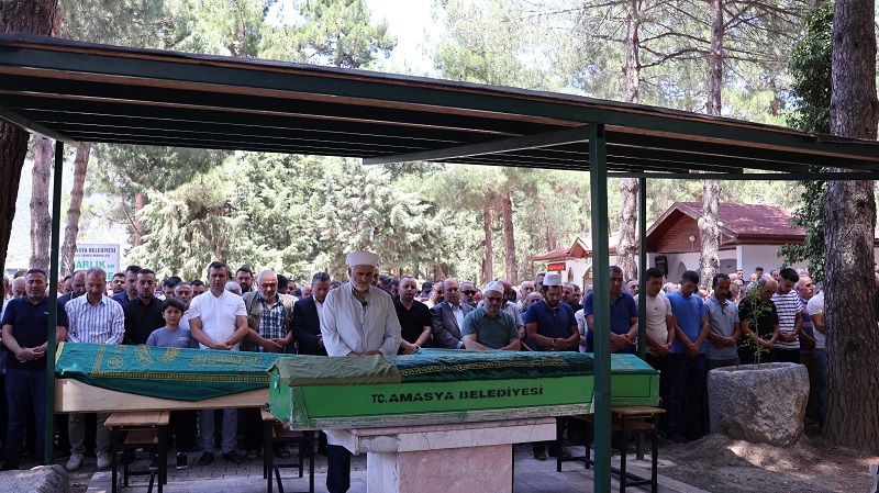 Feci kazada ölenler toprağa verildi