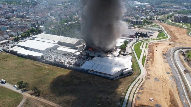 Arnavutköy'de sünger fabrikasında yangın