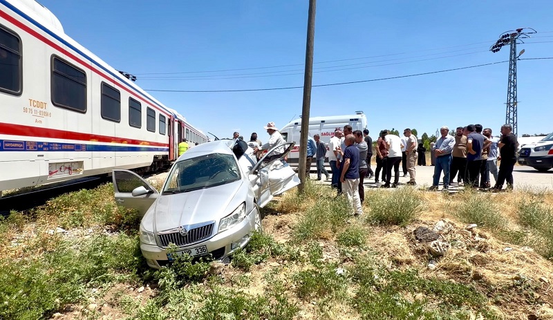 Tren hemzemin geçitte otomobile çarptı