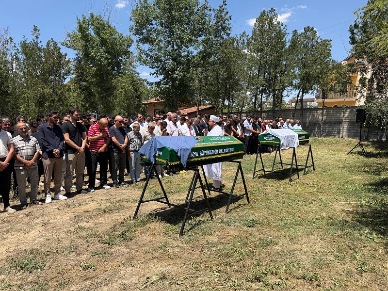 Yan yana toprağa verildiler