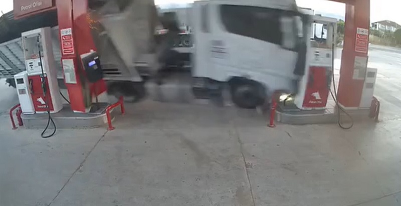 Kömür yüklü TIR akaryakıt istasyonuna girdi