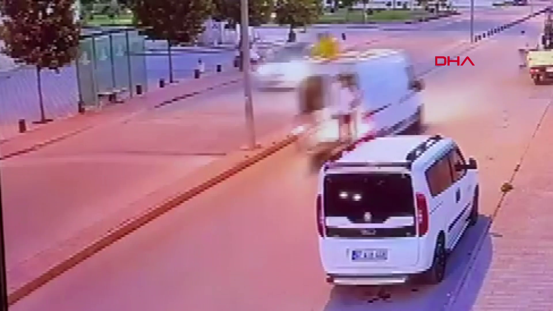 Minibüsün arkasında tehlikeli yolculuk