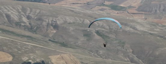 Kayalıklara düşen yamaç paraşütü pilotu öldü
