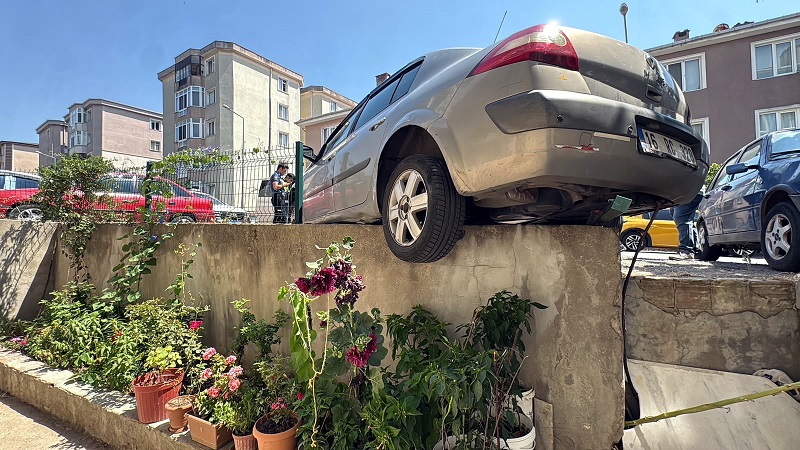 Otomobil, hareket edip istinat duvarında asılı kaldı