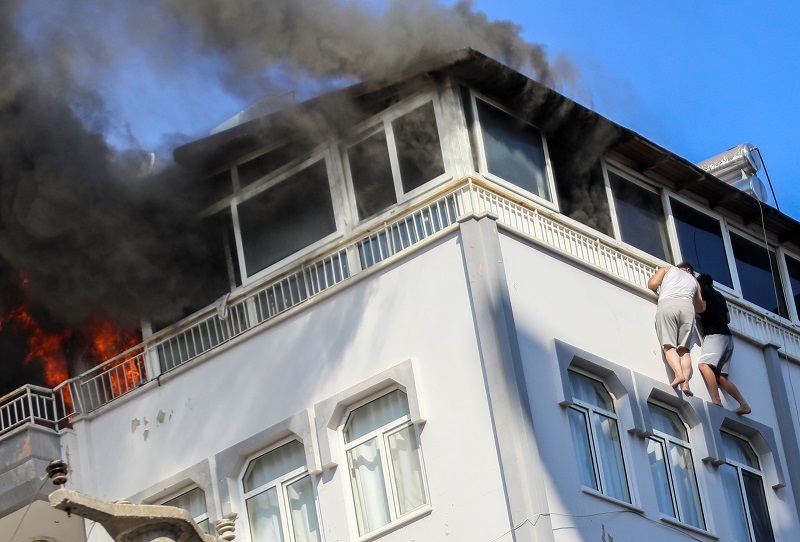 Teras korkuluğundan sarkıp, kurtarılmayı beklediler