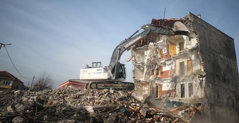 Düzce'de ağır hasar alan binalar yıkılıyor