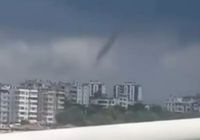 Adana'da sağanak ve hortum