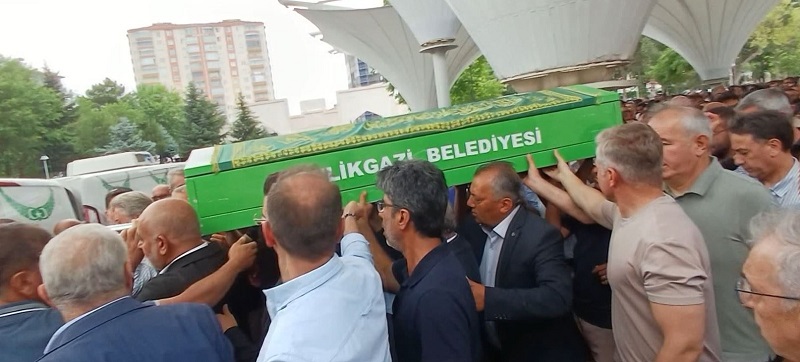 Belediye özel kalem müdürü bisikletten düşüp öldü