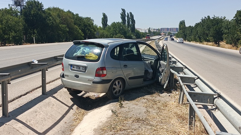 Otomobil bariyerlerin arasına girdi