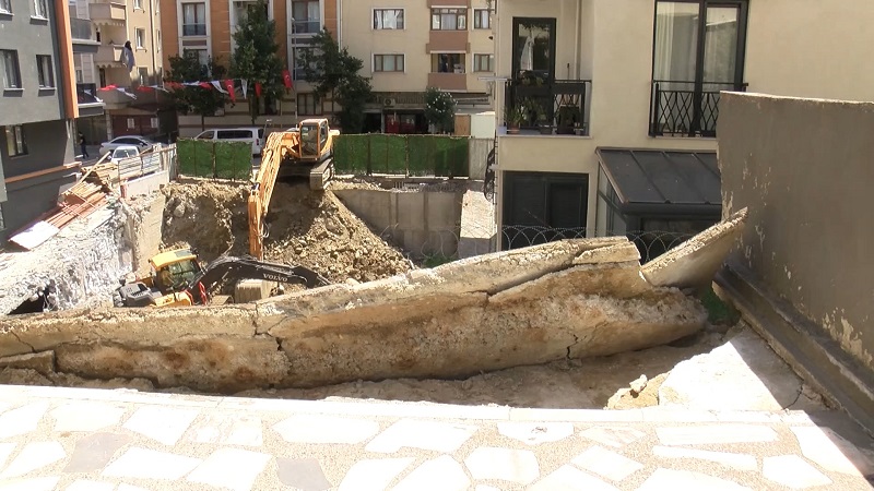 İş makinesi yan binanın balkonunu yıktı