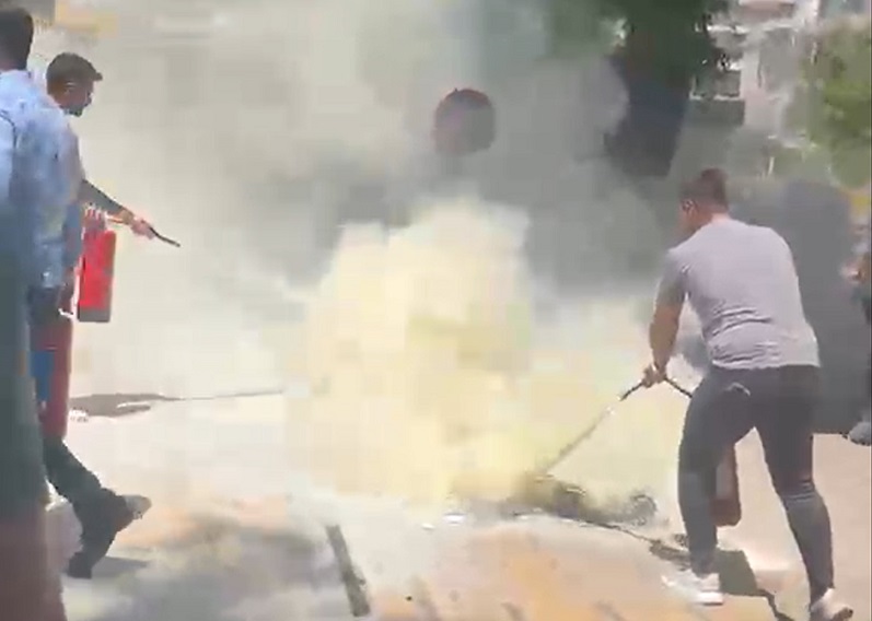 Malzemelerini belediyenin önünde yaktı