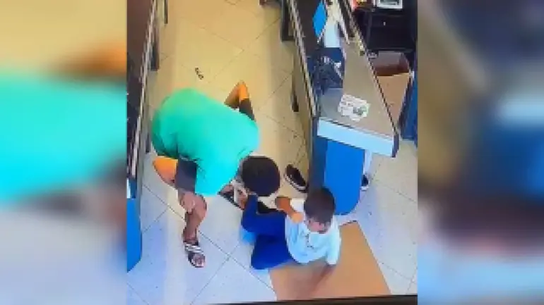 Mersin’de markette çocuğa darp