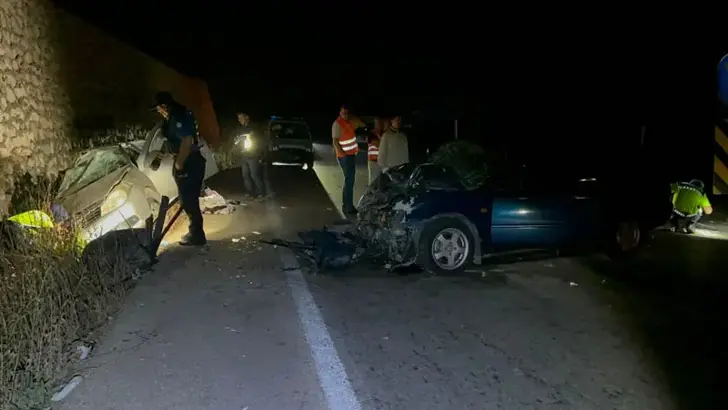 Bursa'da iki otomobil kafa kafaya çarpıştı