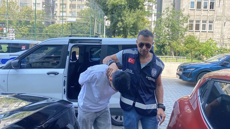 Kız arkadaşının kollarını sıcak kepçeyle yaktı