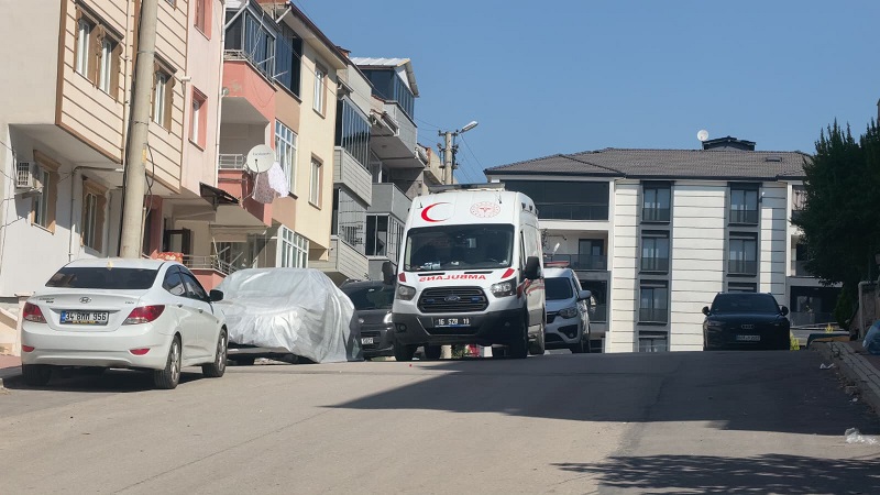 Evinin salonunda kanlar içinde ölü bulundu