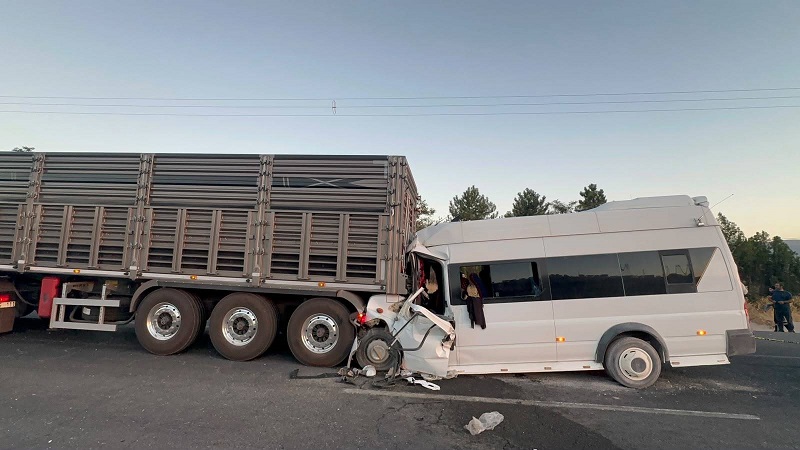 Malatya'da minibüs ile TIR çarpıştı