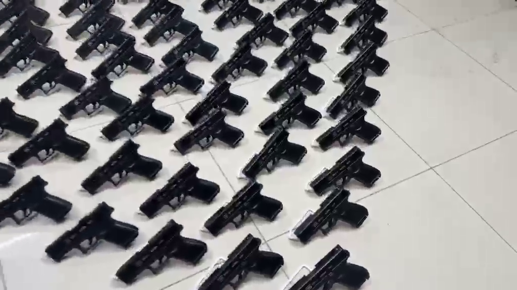 Gizli bölmelerden silah çıktı