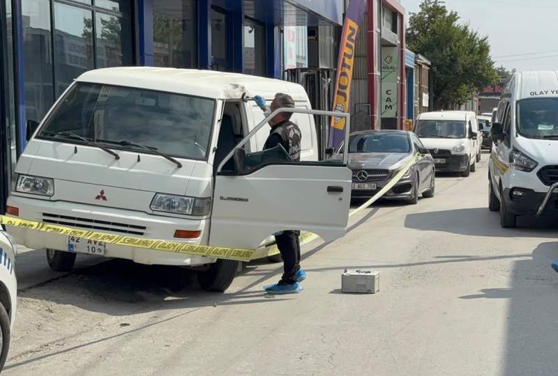 Minibüsün camını kırıp para ve altınları çaldılar