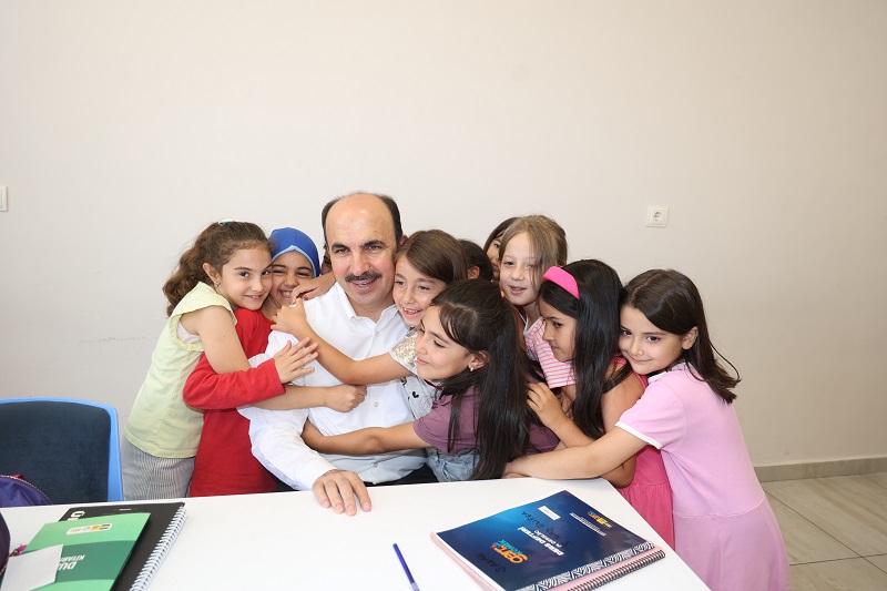 Binlerce öğrenci yazı dolu dolu geçiriyor