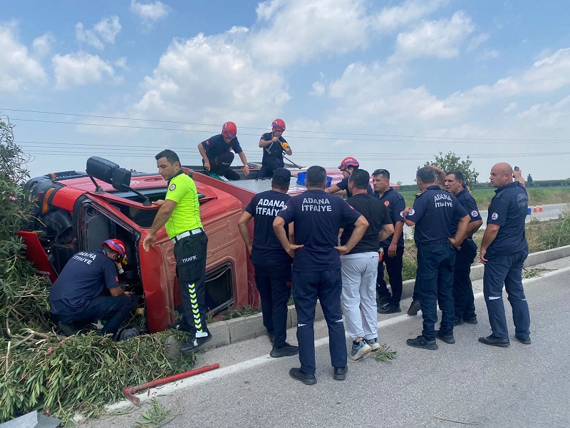 Yangına giden itfaiye aracı devrildi