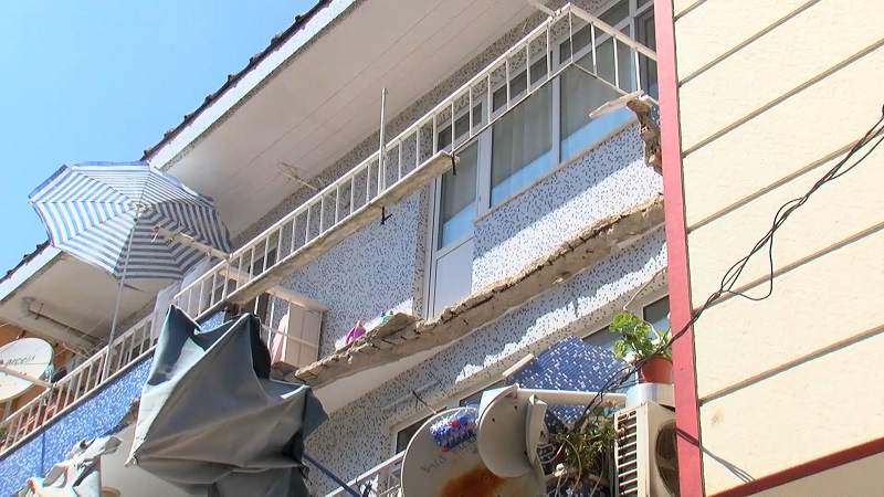 2 katlı binadaki dairenin balkonu çöktü