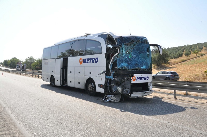 Yolcu otobüsü kamyona arkadan çarptı