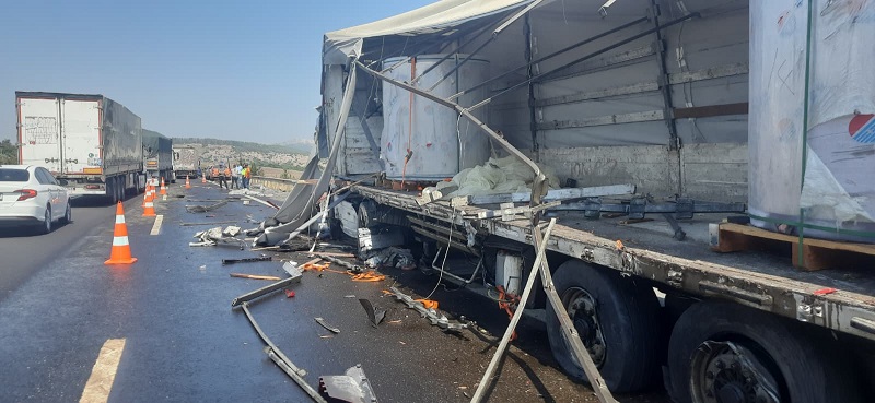 TIR'ının arızasını gidermeye çalışırken kamyon çarptı