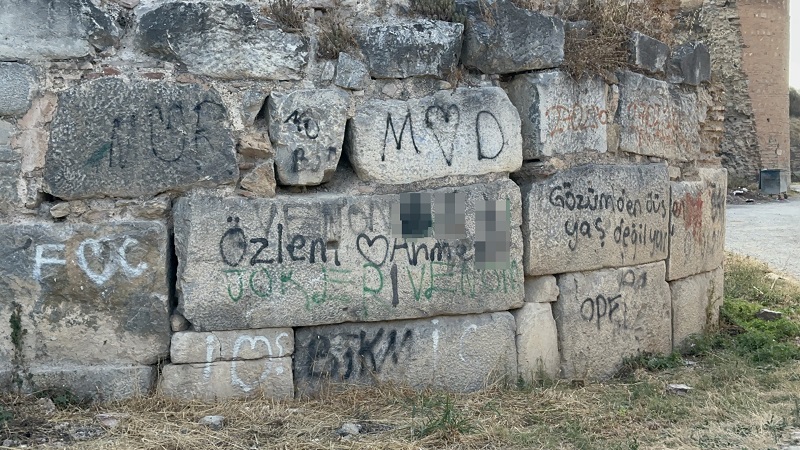 Tarihi surlara sprey boyayla zarar verdiler