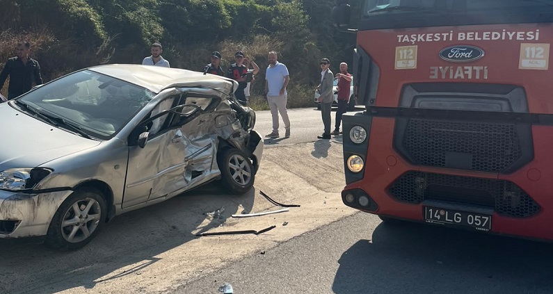 Otomobil ile kamyon kavşakta çarpıştı