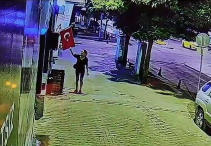 Mağazanın önündeki Türk bayrağını yaktı