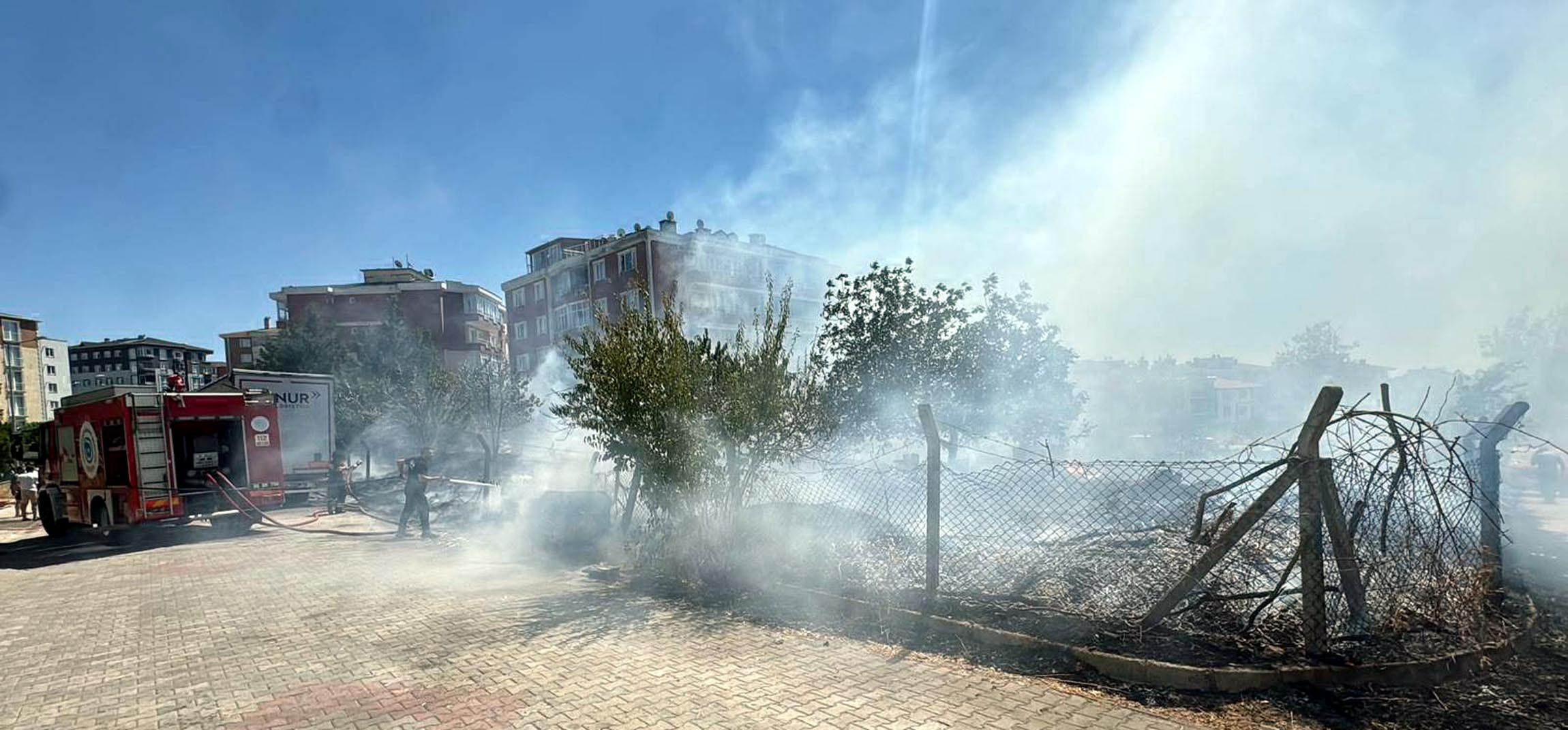 Ot yangınında alevler park halindeki araçlara sıçradı