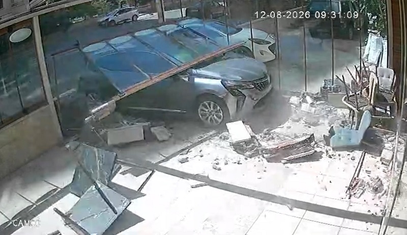 Çarpışan otomobillerden biri fırına girdi