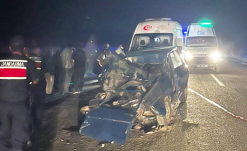 Otomobil traktörün römorkuna çarptı