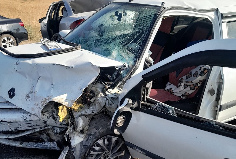 Otomobiller kafa kafaya çarpıştı: 7 yaralı