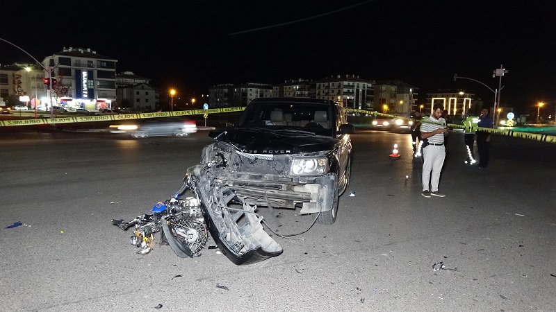 Kırmızı ışıkta geçen motosiklet cipe çarptı