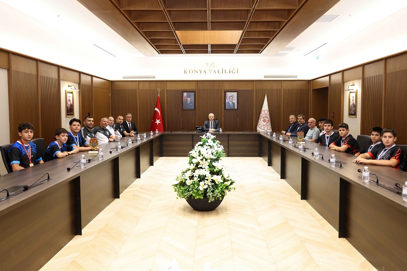 Şampiyon güreşçiler Vali'yi ziyaret etti
