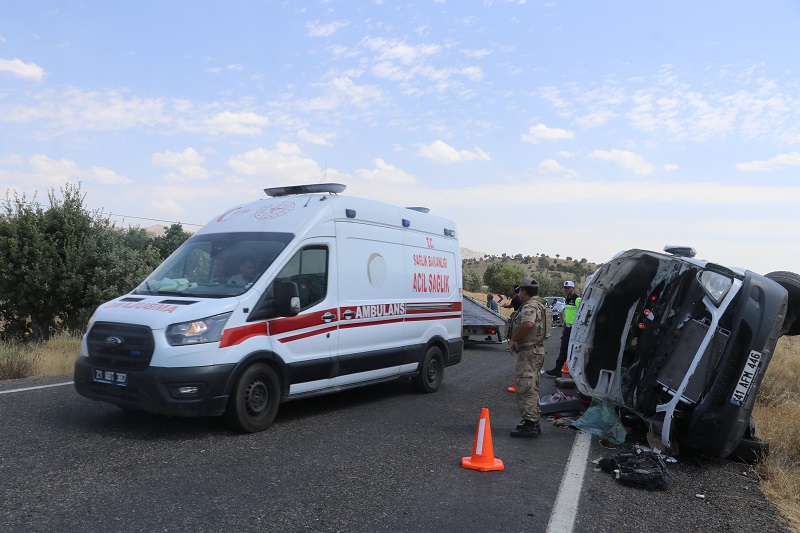 Diyarbakır’da minibüs devrildi
