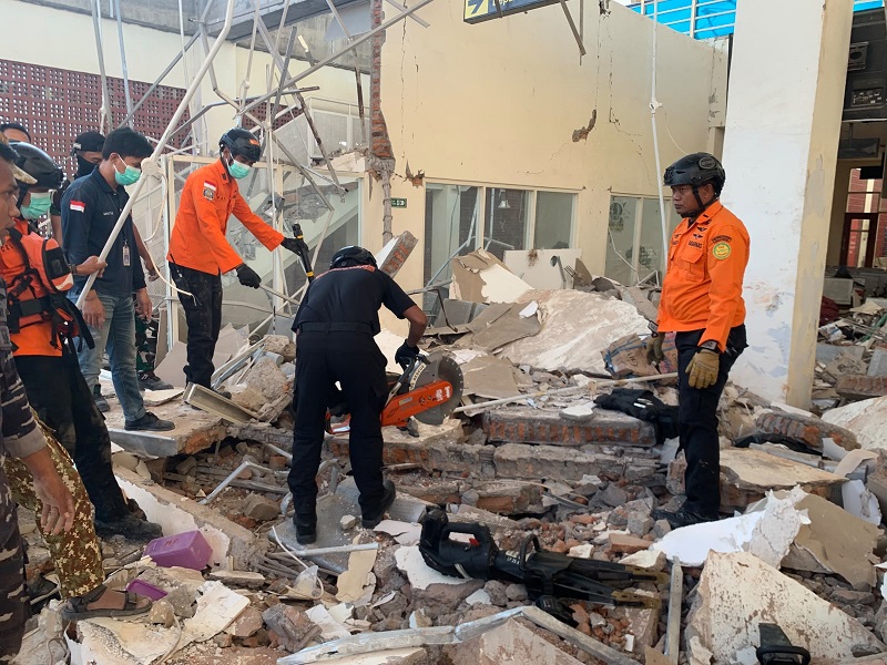 Endonezya'da 7.7 büyüklüğünde deprem