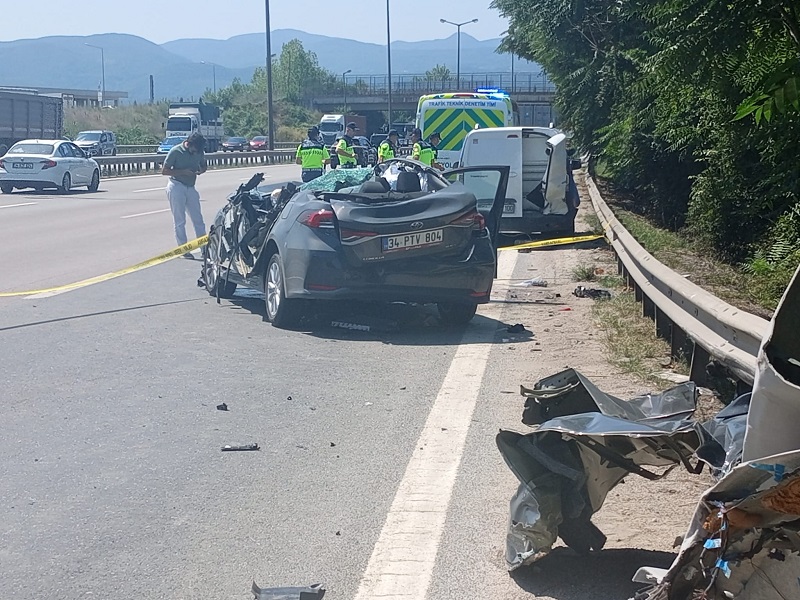 Arızalanan minibüs ve çekiciye çarptı