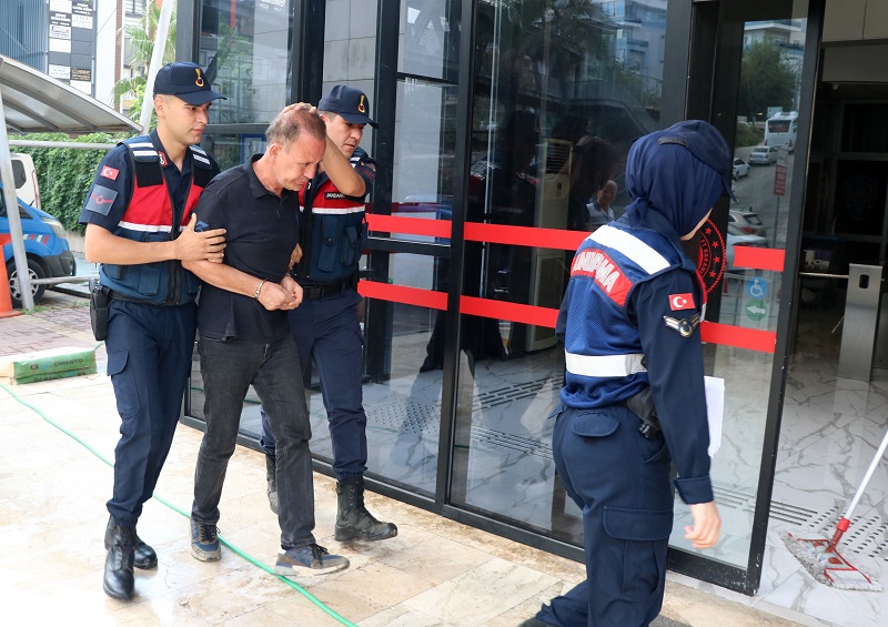 Eşini ve kayınvalidesini bıçakladı