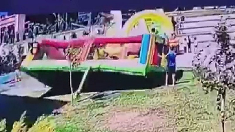 Şişme oyun parkı rüzgar nedeniyle ters döndü