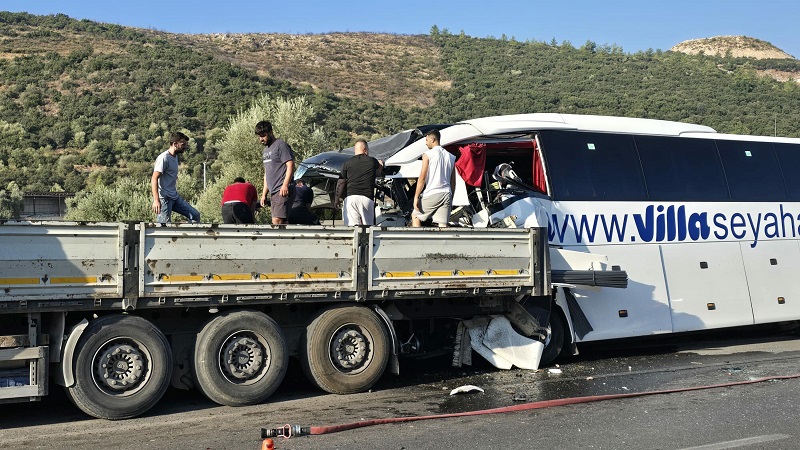 Tur otobüsü, TIR'a çarptı: 2 ölü, 8 yaralı