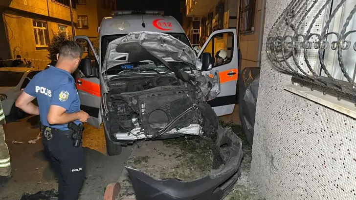 Hasta taşıyan ambulans ile otomobil çarpıştı