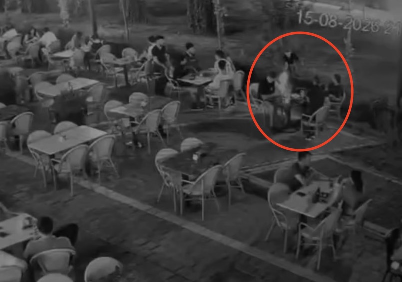 Pusuda bekleyip kafede oturan kişiyi vurdu