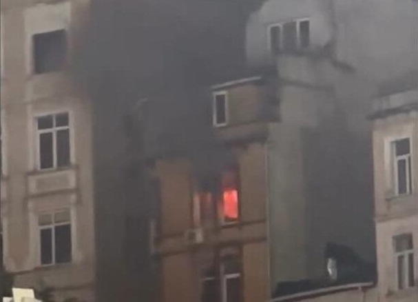 Havai fişek daireyi yaktı