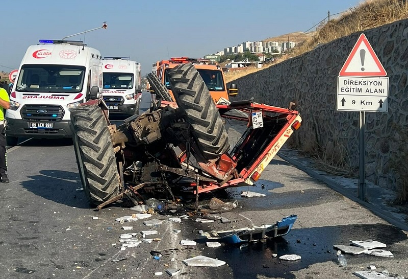 Çekici, traktöre arkadan çarptı