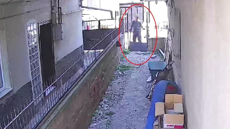Hurdacı binanın giriş kapısını söküp, çaldı