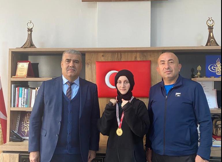 Kick boks'ta şampiyon Öztekinler Meslek Lisesi'nden