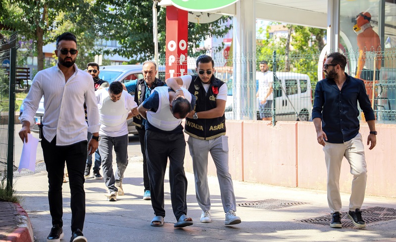 Tanınmamak için peruk takmış